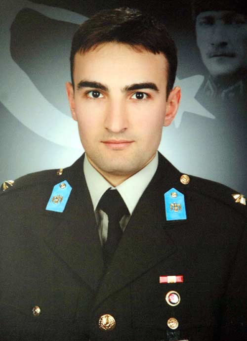 Şehit annesi cenazenin arkasından koştu Şehit annesi cenazenin arkasından koştu
