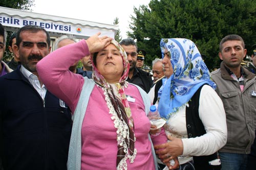 Şehit oğlunu asker selamıyla uğurladı