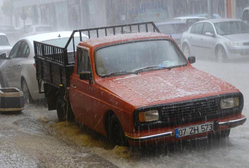 Serikte dolu yağışı kışı hatırlattı-