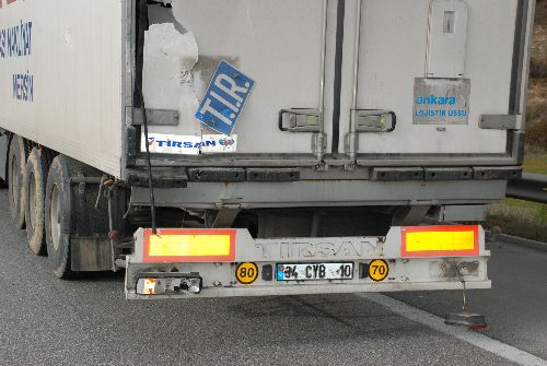 TIR'a çarpan araç facisası - Fotogaleri TIR'a çarpan araç facisası - Fotogaleri