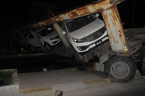 TIR kaza yaptı lüks otolar yola saçıldı