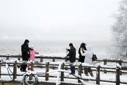 Tatilciler Abant'ta karın keyfini çıkardı /
