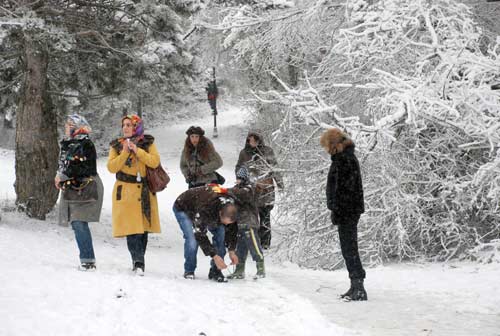 Tatilciler Abant'ta karın keyfini çıkardı /