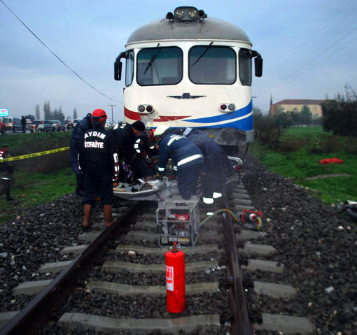 Tren, otomobili kağıt gibi ezdi: 4 ölü