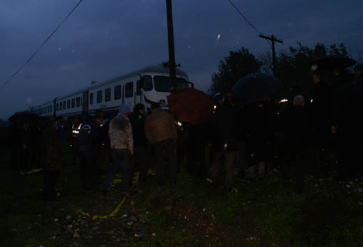 Tren, otomobili kağıt gibi ezdi: 4 ölü