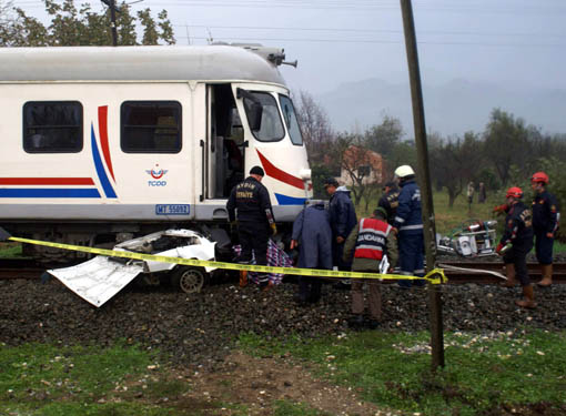 Tren, otomobili kağıt gibi ezdi: 4 ölü