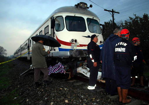 Tren, otomobili kağıt gibi ezdi: 4 ölü