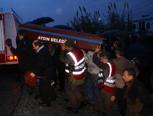 Tren, otomobili kağıt gibi ezdi: 4 ölü