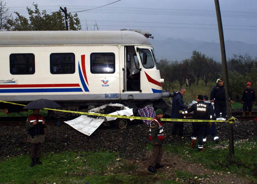 Tren, otomobili kağıt gibi ezdi: 4 ölü