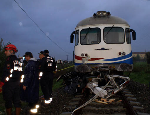 Tren, otomobili kağıt gibi ezdi: 4 ölü