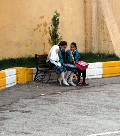 Van'da başörtüsüyle ilkokula girdi /