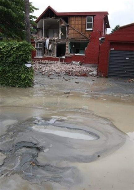 Y. Zelanda'daki deprem dengeleri sarstı