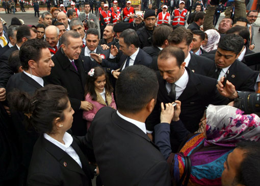 Yan yana oturdular ama konuşmadılar