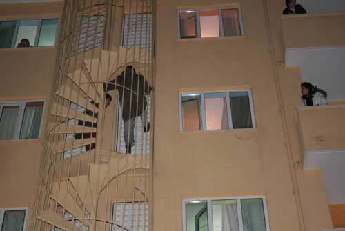 Yanan binanın yangın merdiveninde can pazarı / GALERİ - VİDEO