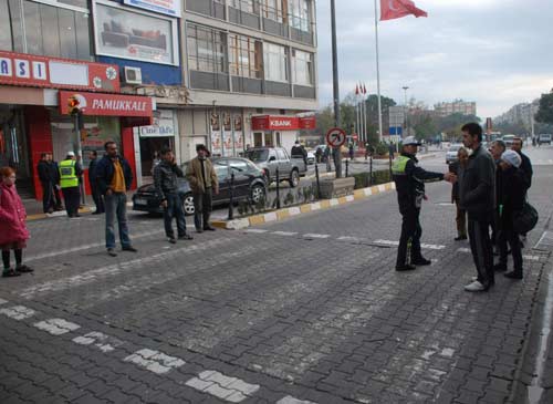 Yayalar polisi çileden çıkardı / GALERİ Yayalar polisi çileden çıkardı / GALERİ