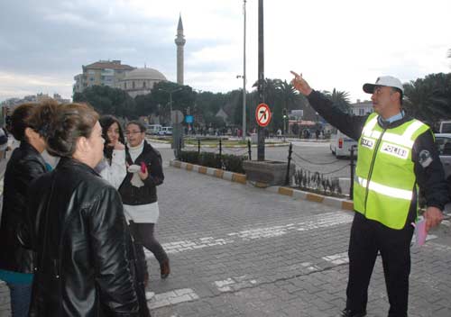 Yayalar polisi çileden çıkardı / GALERİ Yayalar polisi çileden çıkardı / GALERİ