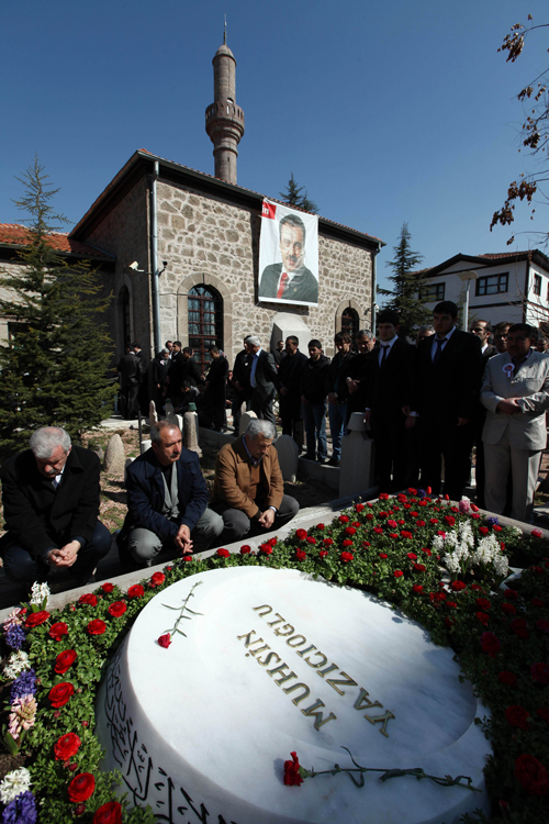 Yazıcıoğlu, kabri başında dualarla anıldı