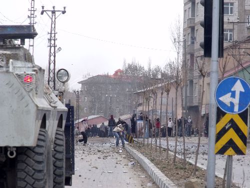Yüksekova'da izinsiz gösteriye polis müdahalesi Yüksekova'da izinsiz gösteriye polis müdahalesi