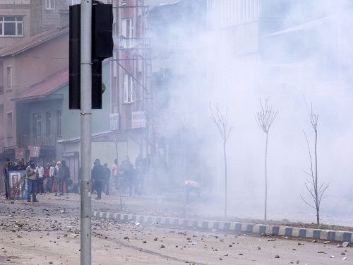 Yüksekova'da izinsiz gösteriye polis müdahalesi Yüksekova'da izinsiz gösteriye polis müdahalesi