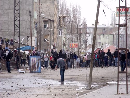 Yüksekova'da izinsiz gösteriye polis müdahalesi Yüksekova'da izinsiz gösteriye polis müdahalesi