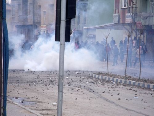 Yüksekova'da izinsiz gösteriye polis müdahalesi Yüksekova'da izinsiz gösteriye polis müdahalesi