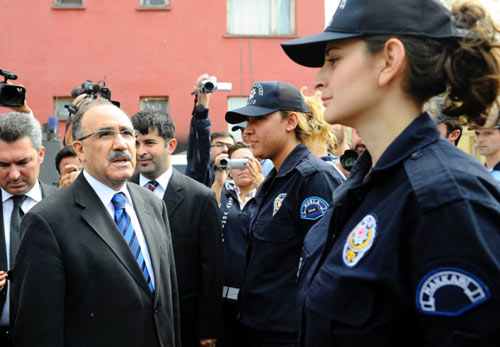 Yüksekova sokaklarında bir Bakan Yüksekova sokaklarında bir Bakan