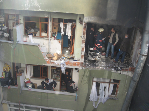 Zeytinburnu'nda gaz bomba gibi patladı