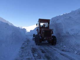 yoğun kar yağışı altı köyle irtiabatı kesti 