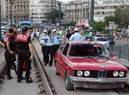 Beyoğlu'nda önce yayalara çarptı, sonra tramway yoluna girdi 