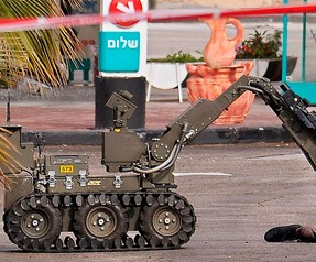 'Robot polis' bir evi kül etti!