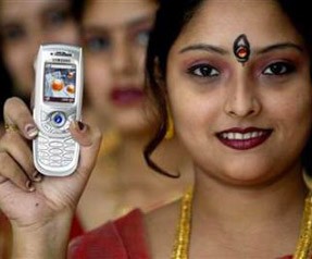 Hindistan’da cep telefonu skandalı büyüyor