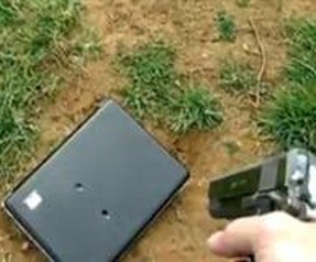 Kızının laptopunu kurşunladı! (Video)