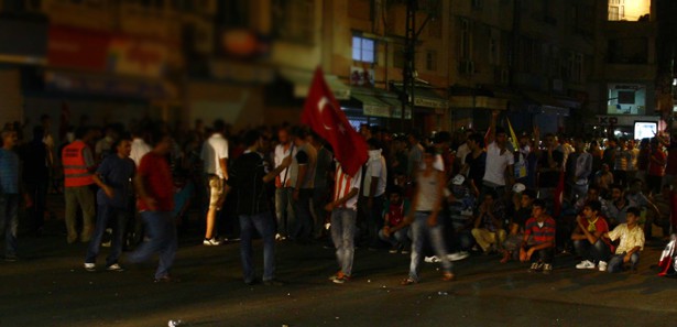 Adana'da karşıt görüşlü gruplar karşı karşıya geldi