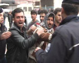Adana´da zabıtalar pazarcılarla birbirine girdi 