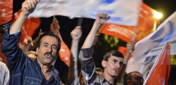 Askeri darbe İstanbul'da protesto edildi