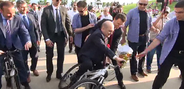 Bakan Bayraktar'ın bisiklete binme mücadelesi