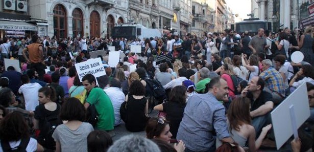 Beyoğlu'nda gazetecilerden eylem