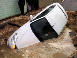 Doğalgaz çukuru otomobili yuttu