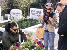 Eşi, Defne'nin mezarını ziyarat etti