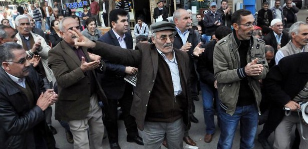 Halk baskıya aldırmadı, çocuklarını okula gönderdi