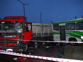 Isparta'da TIR ile halk otobüsü çarpıştı