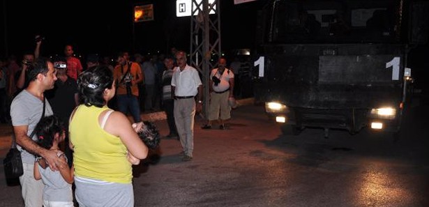 Kucağındaki çocuğu eyleme götürdü!
