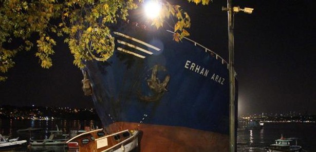 Kuru yük gemisi Beykoz'da karaya oturdu 