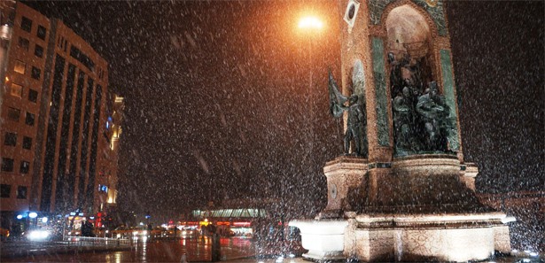 Mart ortasında İstanbul'a lapa lapa kar!