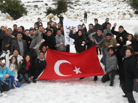 Öğrenciler yılın ilk karını halaylarla karşıladı