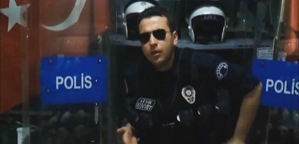 Polisin internet fenomeni olacak isyanı