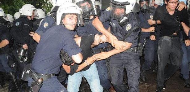 Reyhanlı protestosuna polis müdahalesi
