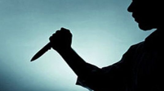 Sigara içirmeyen doktoru bıçakladı