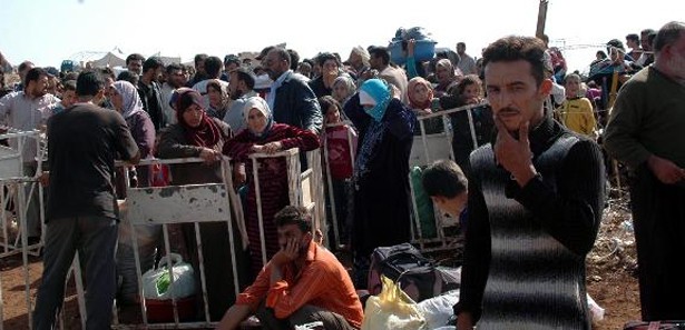 Suriyeliler kampta olay çıkardı: 2 asker yaralı
