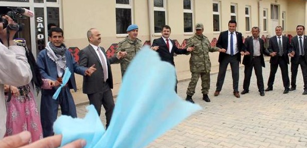 Vali, BDP'li başkan ve general halay çekti İZLE